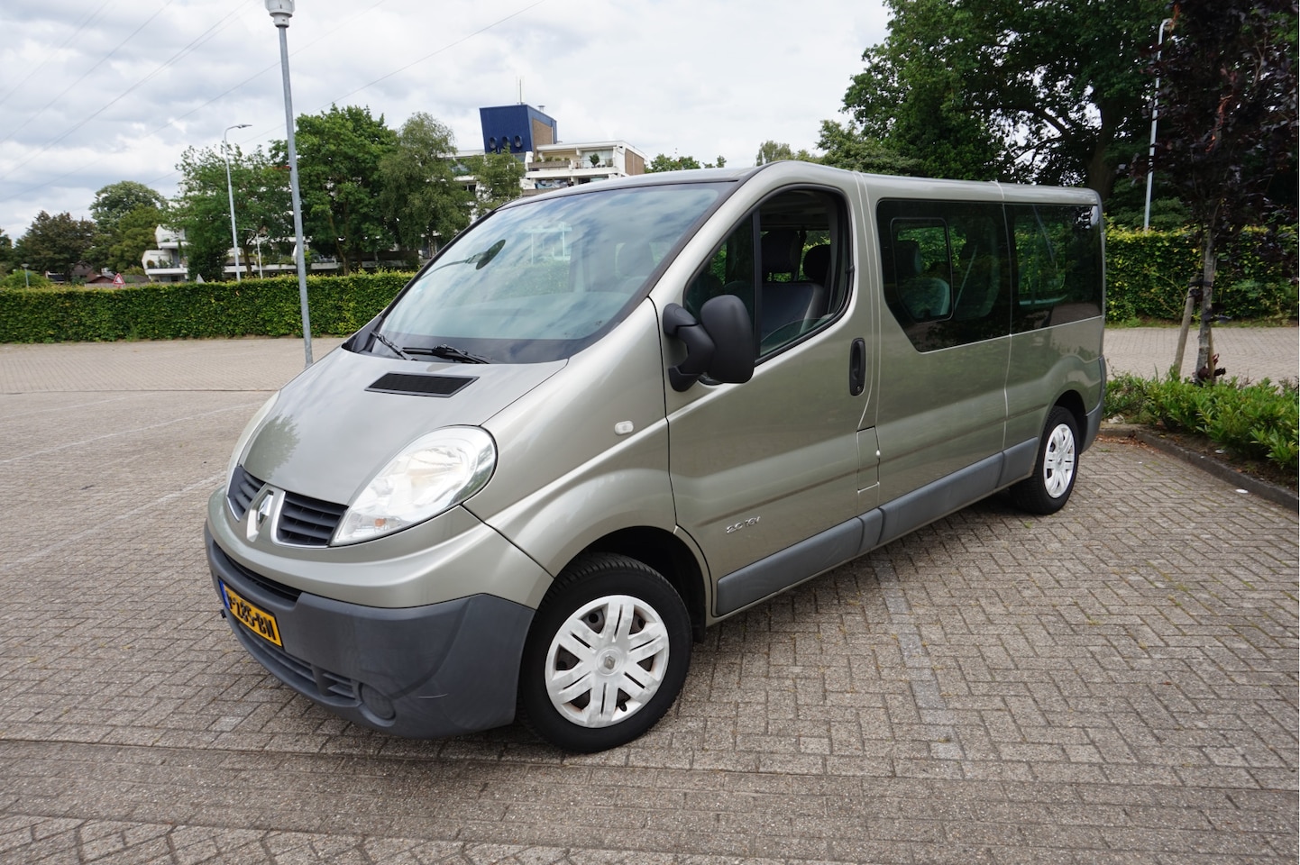 Renault Trafic Passenger - 2.0-16V T29 L2H1 Benzine 9 pers! - AutoWereld.nl