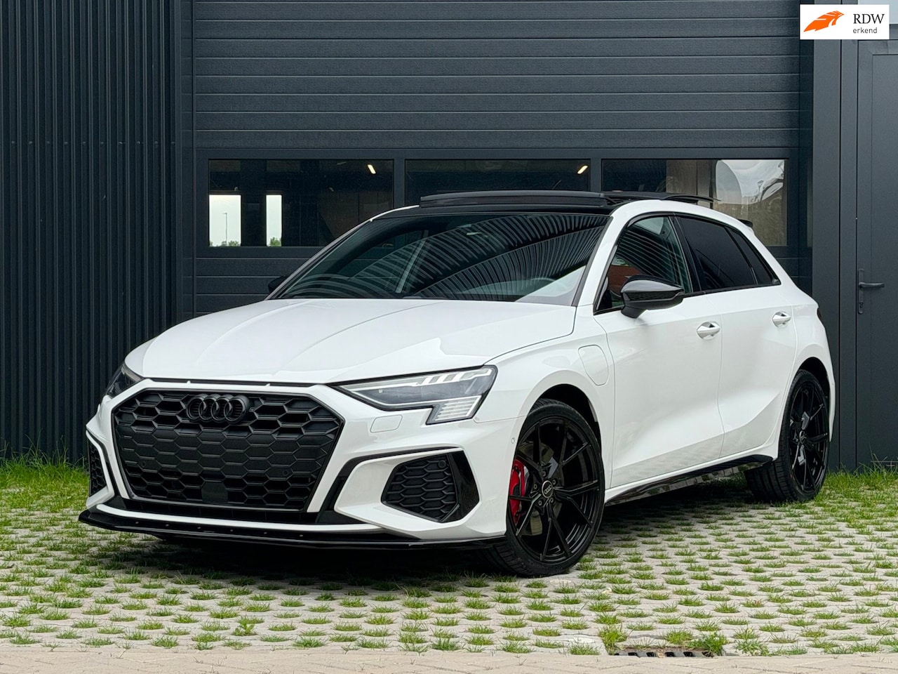 Audi A3 Sportback - 45 TFSI e S edition Competition | PANO | B&O | ACC | RS SEATS | SFEER | ROOD STIKSEL - AutoWereld.nl