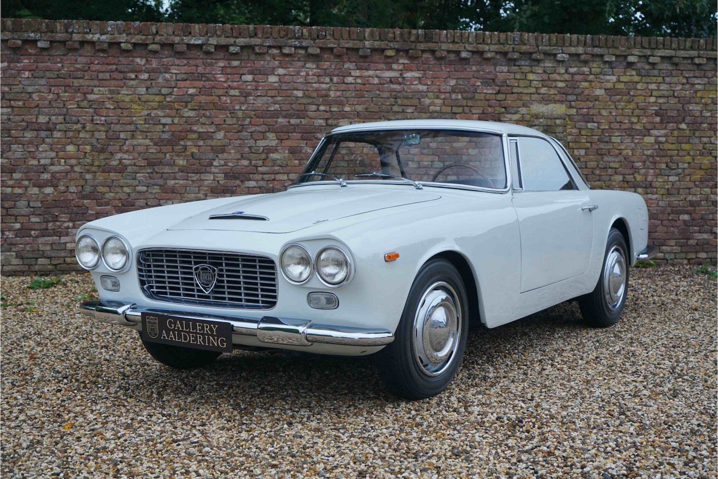 Lancia Flaminia - GT 3C 2500 Touring Coupe Restored in the '90s - and more recently the carburetors were com - AutoWereld.nl