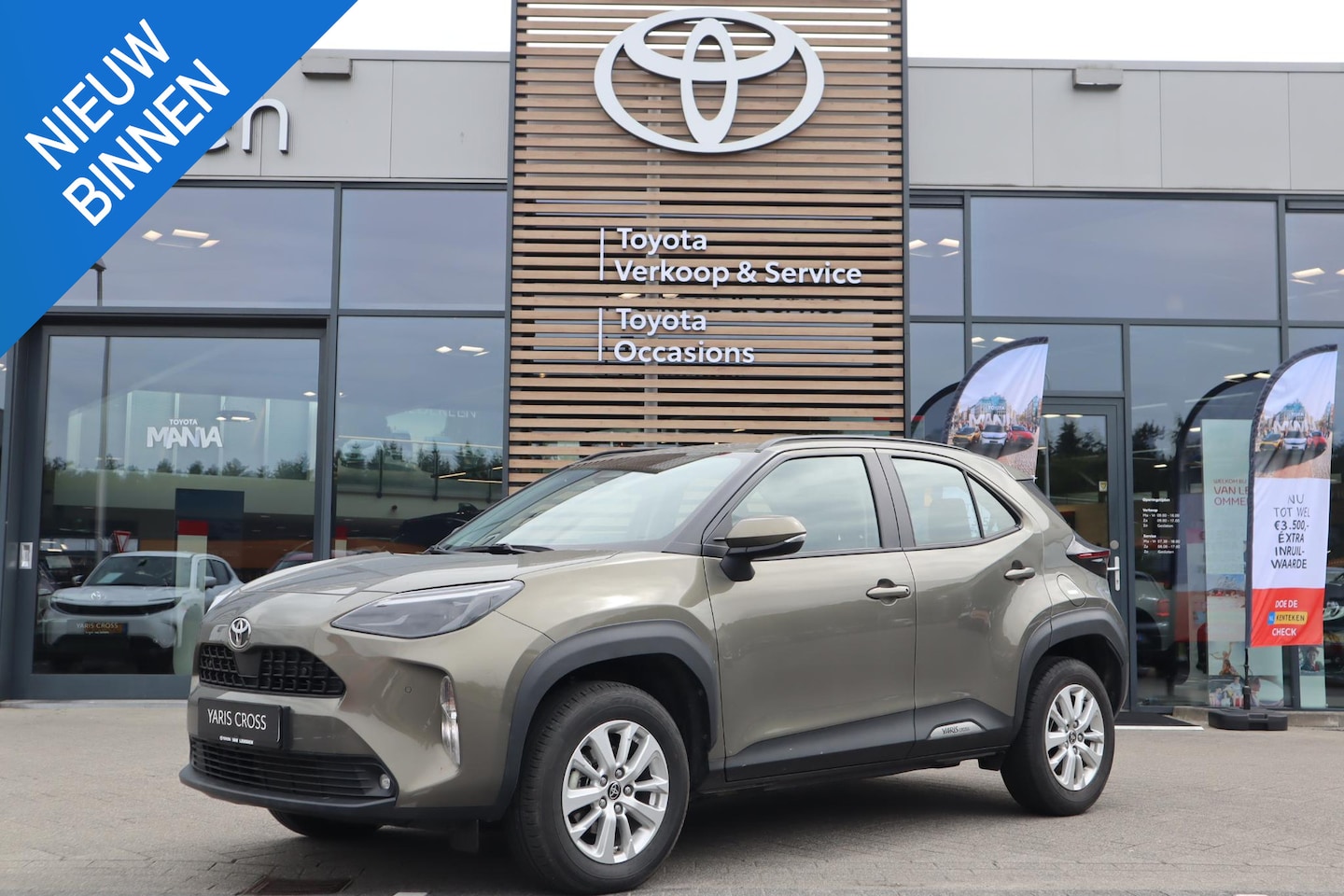 Toyota Yaris Cross - 115 HYBRID DYNAMIC STOEL/STUURVERW BLIND-SPOT PARK-SENSOREN CAMERA AD-CRUISE CLIMA APPLE/A - AutoWereld.nl