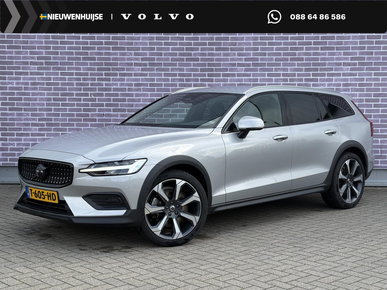 Volvo V60 Cross Country - 2.0 B5 AWD Plus | Black Pack | Adaptive Cruise Control | Stoelverwarming Voor & Achter | S - AutoWereld.nl