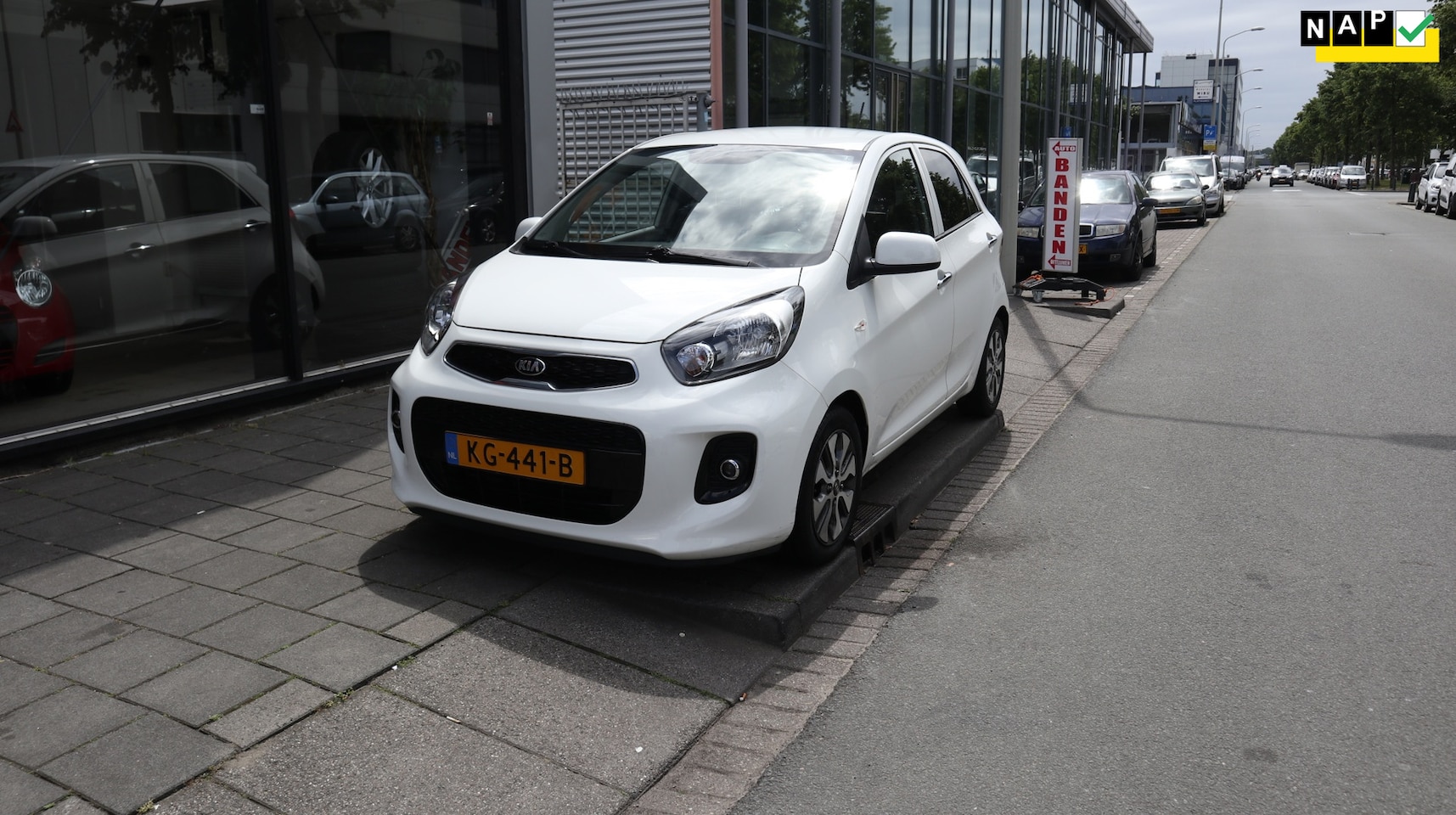Kia Picanto - 1.0 CVVT ComfortPlusLine Navigator ACHTER CAMERA / BLUETOOTH - AutoWereld.nl