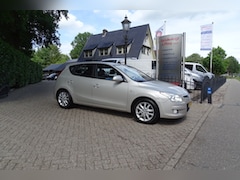 Hyundai i30 - 1.6i Dynamic Luxe NIEUW APK AIRCO NAVI