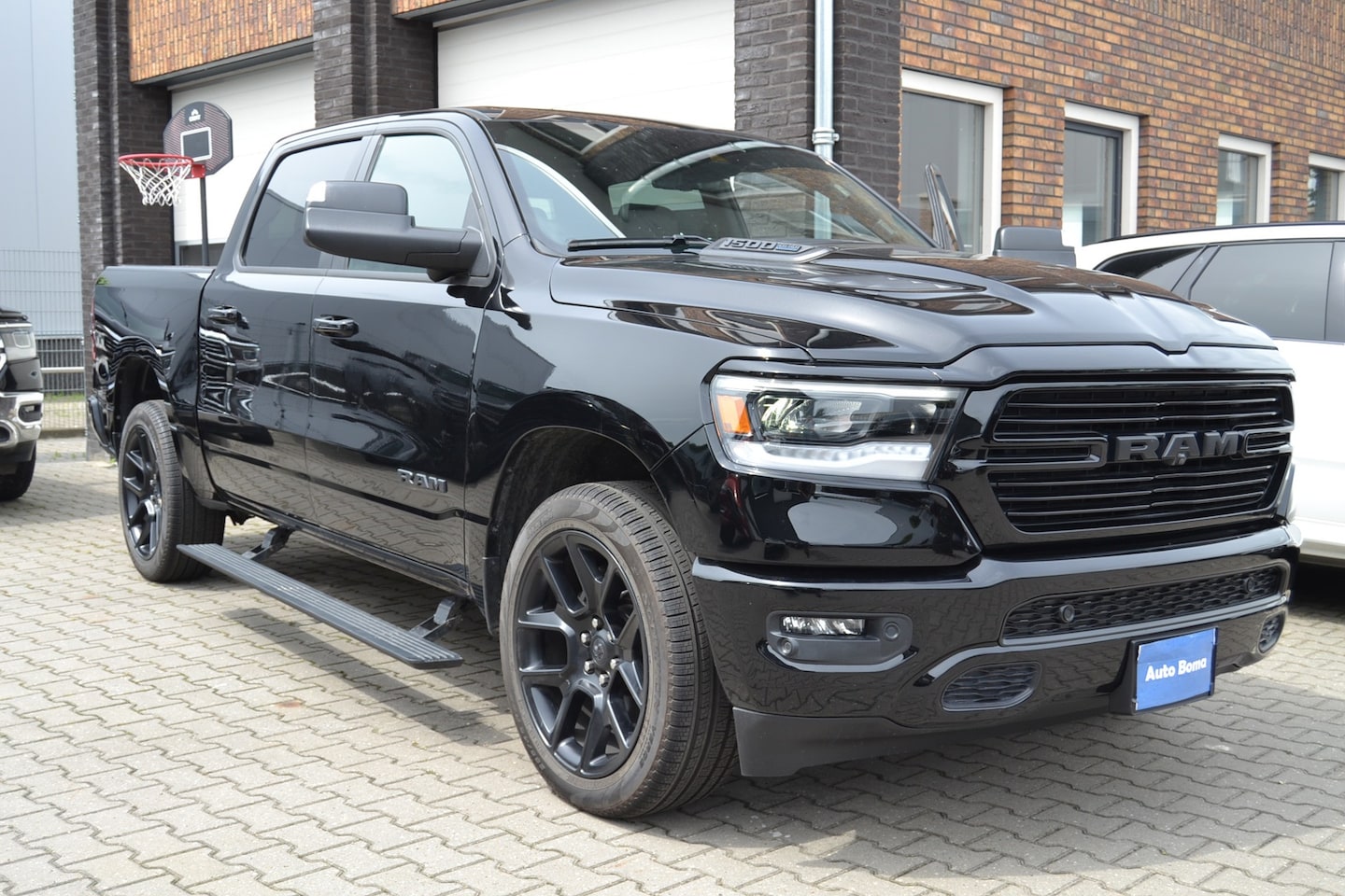 Dodge Ram 1500 - 5.7 V8 4x4 Crew Cab Sport Vol opties, Panoramadak, 360 camera - AutoWereld.nl