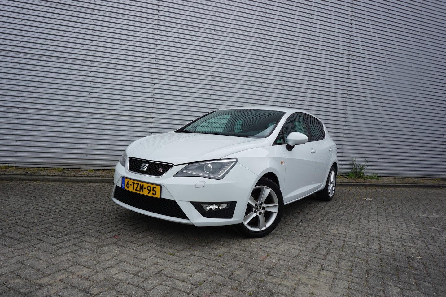 SEAT Ibiza - 1.2 TSI FR Climate / Navi / Cruise / Parkeers. / Parkeers. / Lm velgen / NAP - AutoWereld.nl