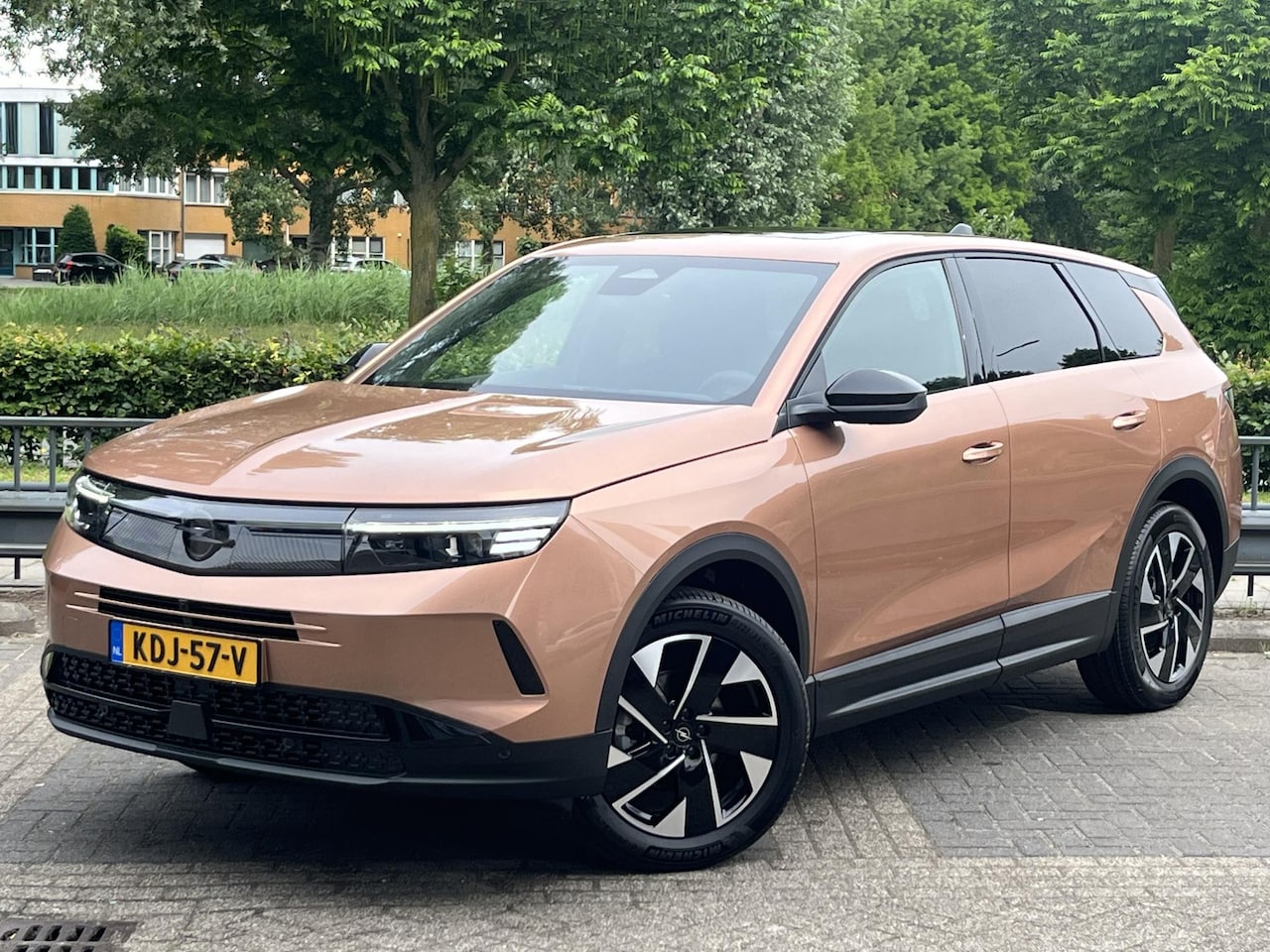 Opel Grandland - 1.2 Turbo Hybride Business Edition / Schuif-/Kanteldak / Focal / Elektrisch Verwarmde Stoe - AutoWereld.nl