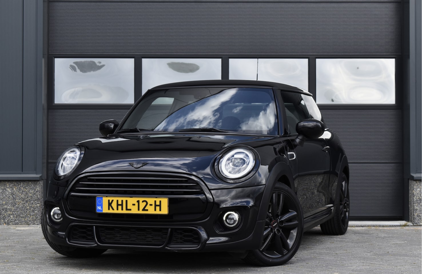 MINI 3-Deurs - 1.5 Cooper JCW pakket Carplay - Union Jack Lights - Black on Black - AutoWereld.nl