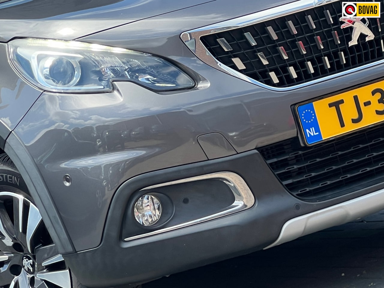 Peugeot 2008 - 1.2 PureTech Allure 110pk Automaat - Gris Platinium - Panorama/Cruise/Clima - AutoWereld.nl