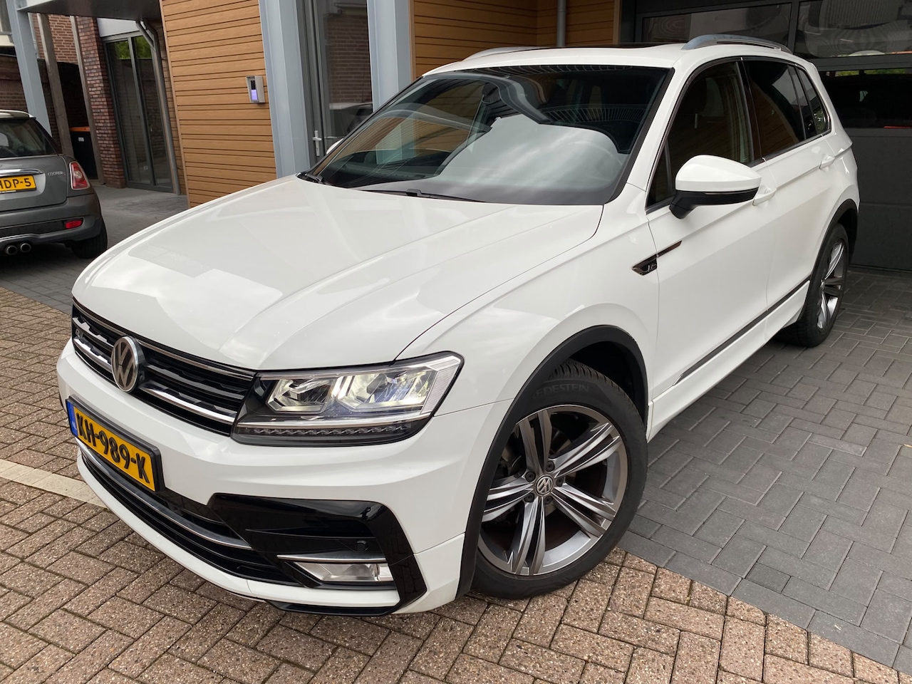 Volkswagen Tiguan - 1.4 TSI Connected Series | R-line| Pano| Stoelverw/ Massage| Trekhaak - AutoWereld.nl