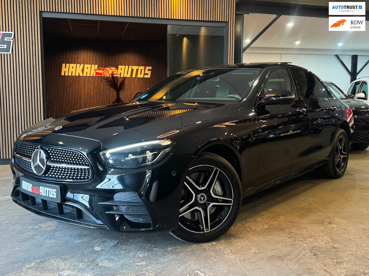 Mercedes-Benz E-klasse - 300 e 4MATIC AMG Line | Pano | Trekhaak | Widescreen - AutoWereld.nl