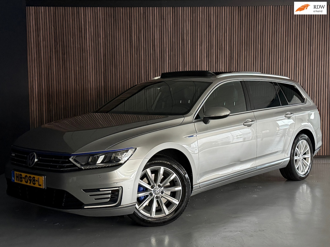 Volkswagen Passat Variant - 1.4 TSI GTE Highline VOL ONDERHOUD/PANORAMDAK/APPLE CARPLAY/STOELVERWARMING/ACC/CAMERA - AutoWereld.nl