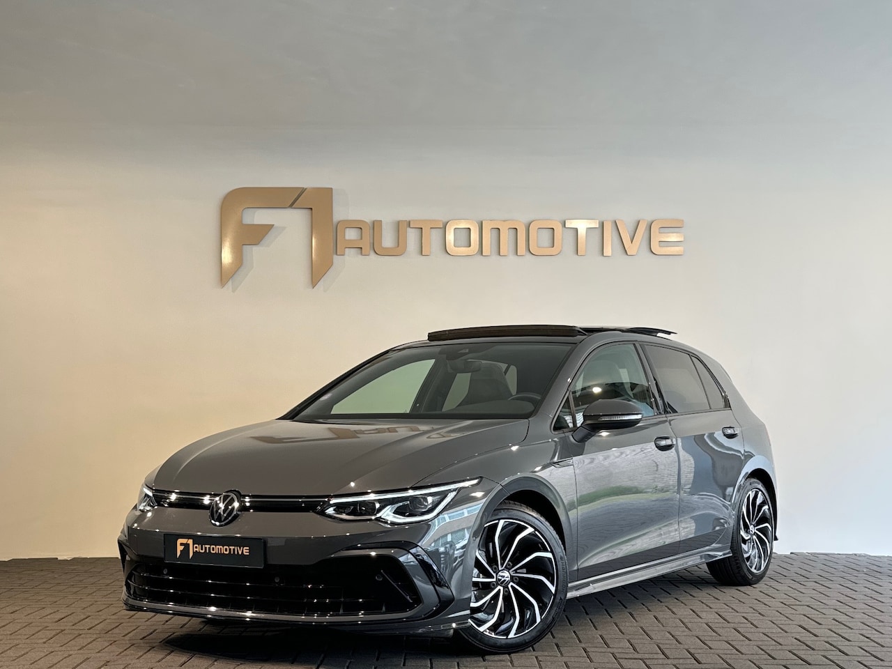 Volkswagen Golf - 1.5 eTSI R-Line Pano|Keyless|Camera|IQ|Sfeer - AutoWereld.nl