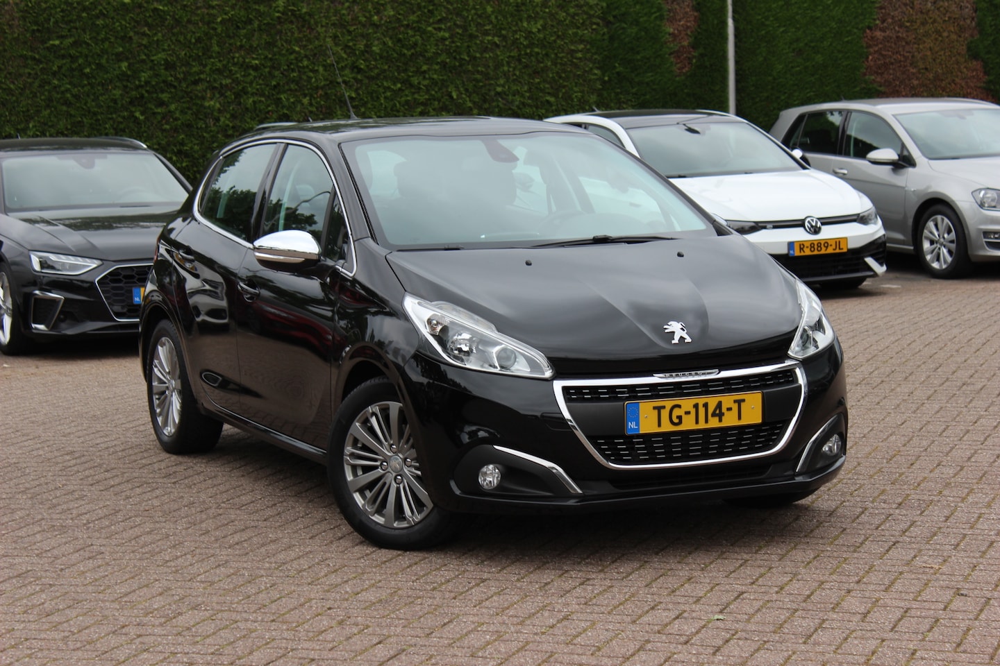 Peugeot 208 - 1.2 PureTech Blue Lease Executive / DISTR.RIEM VV / Navigatie / Parkeerhulp achter / 16'' - AutoWereld.nl
