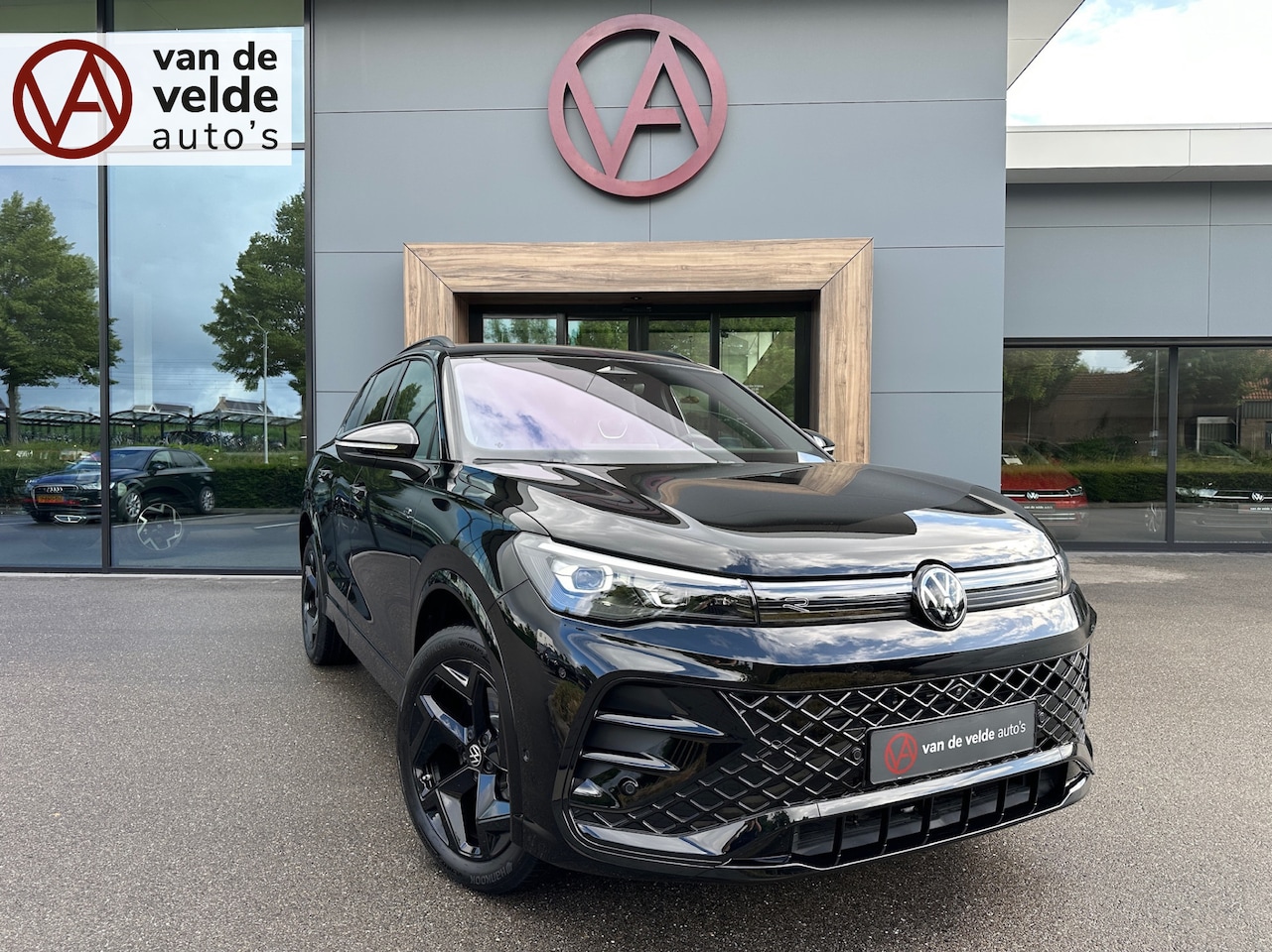 Volkswagen Tiguan - 1.5 eHybrid R-Line | Black line | 360 Camera | Harman/Kardon | Trekhaak | Dode hoek | IQ l - AutoWereld.nl