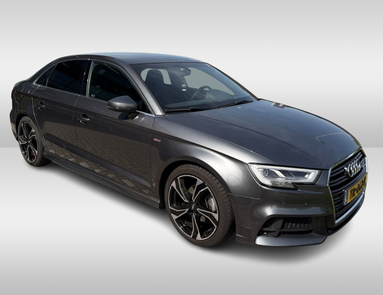 Audi A3 Limousine - 1.5 TFSI CoD Sport S Line Edition / Navigatie / Parkeerhulp V+A / 18'' / Half Leder / Spor - AutoWereld.nl