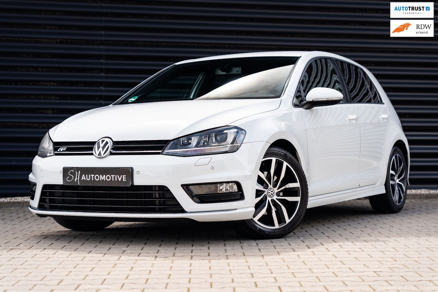 Volkswagen Golf - 1.4 TSI Business Edition R-line / Stoelverwarming / Bluetooth / Alcantara - AutoWereld.nl