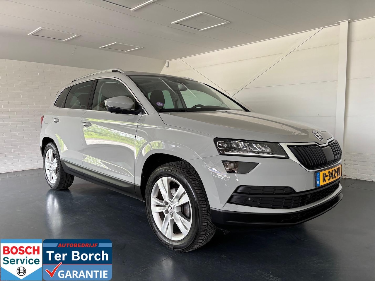 Skoda Karoq - 1.5 TSI ACT Sportline Business 1.5 TSI ACT Sportline Business, AUTOMAAT ,PANO,T-HAAK,Virtual cockpit - AutoWereld.nl