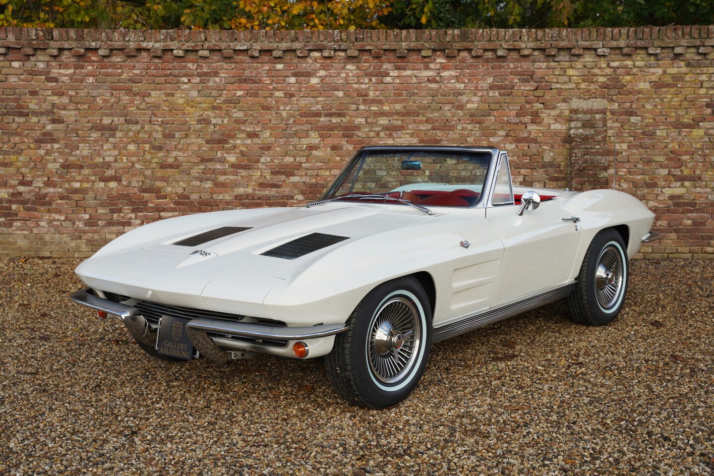 Corvette C2 - Sting Ray Convertible "No. 1987 built" From the first batch of 2000 manufactured at the fa - AutoWereld.nl