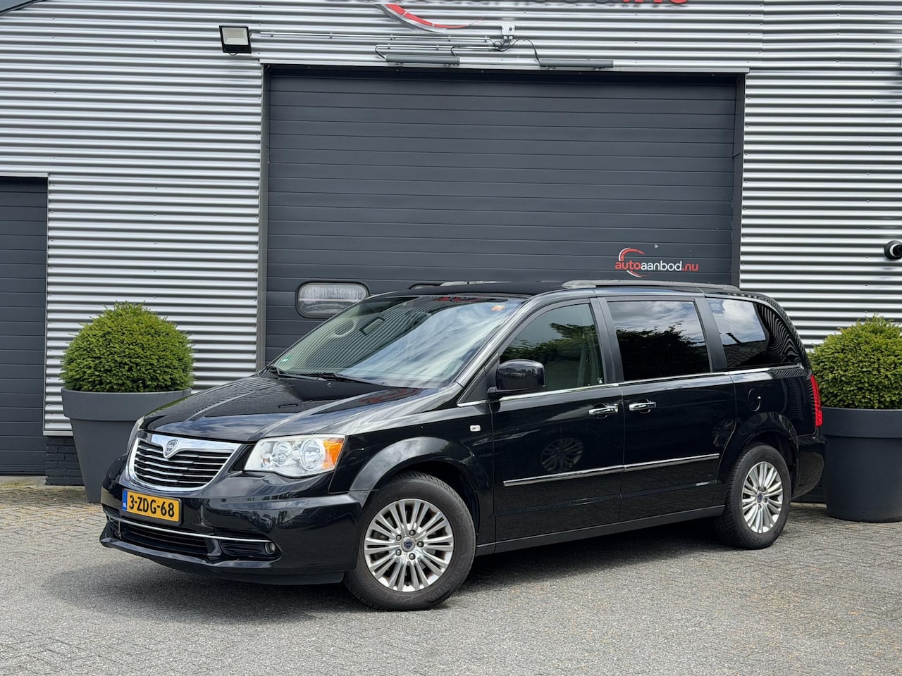 Lancia Voyager - 2.8 Multijet Gold | Navigatie | Camera | Stoel/Stuurverwarming | Lederen Bekleding | - AutoWereld.nl