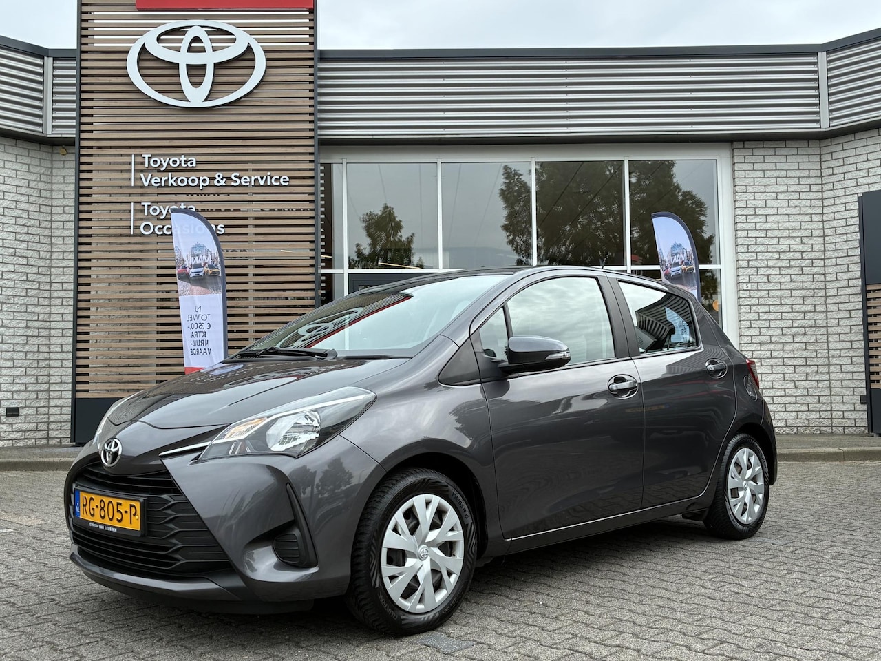 Toyota Yaris - 1.0 VVT-i NL-AUTO 1E-EIG DEALER-OND 5-DEURS AIRCO RADIO/CD  TREKHAAK ALL-SEASONS - AutoWereld.nl