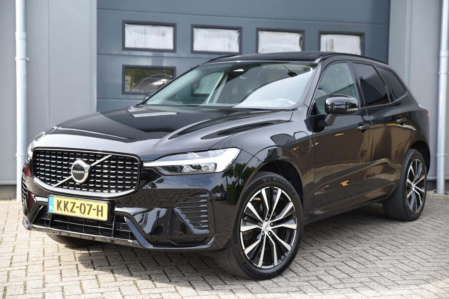Volvo XC60 - 2.0 T6 Plug-in hybrid AWD Plus Dark SOH 97% / Trekhaak / Panoramadak / Harman Kardon - AutoWereld.nl