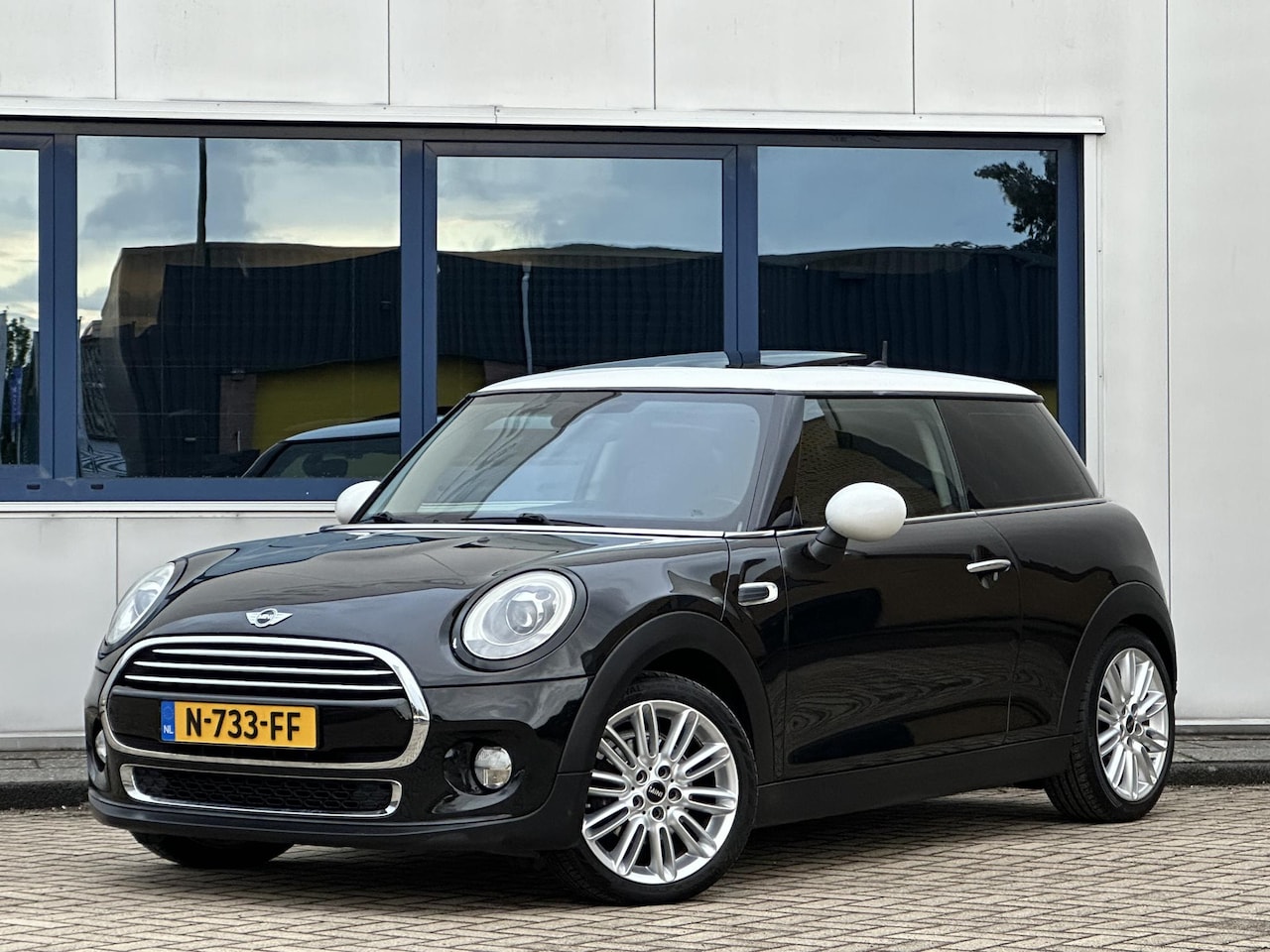 MINI Cooper - 1.5 Chili Serious Business l Pano l Clima l Keyless l - AutoWereld.nl