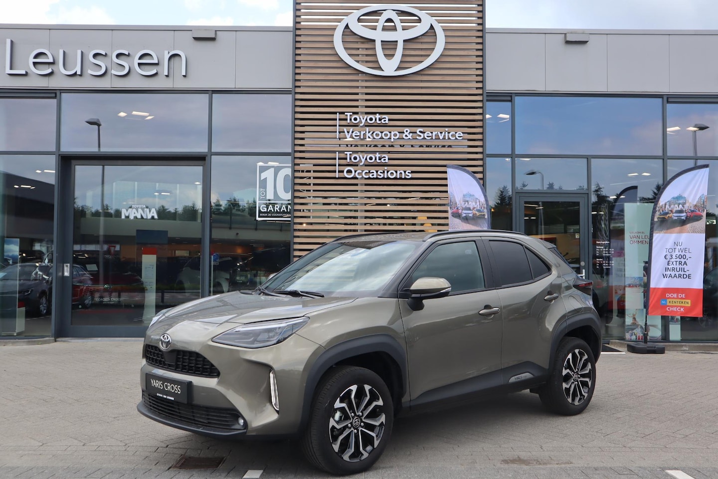Toyota Yaris Cross - 1.5 HYBRID 115 DYNAMIC STUUR/STOELVERWARMING KEYLESS PRIVACY-GLASS 17"LM-VELGEN APPLE/ANDR - AutoWereld.nl