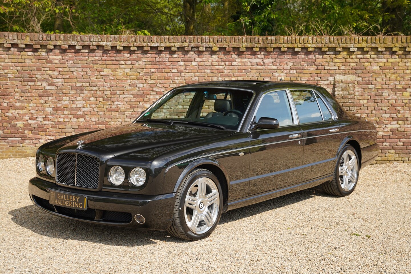 Bentley Arnage - T "Diamond Black" VAT CAR! Executed in "Diamond Black" over "Beluga" (black) leather with - AutoWereld.nl
