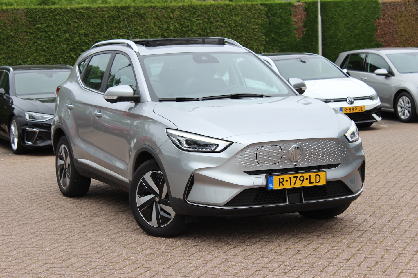 MG ZS - EV Long Range Luxury 70 kWh / SoH 93,9% / Panoramadak / Camera / Leder / CarPlay / Keyless - AutoWereld.nl