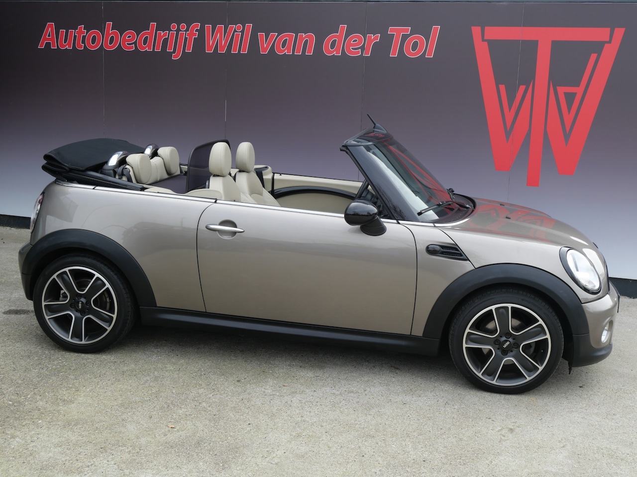 MINI Cabrio - 1.6 COOPER CHILI | LEER | 89.000 KM | LIEFHEBBERSAUTO | APK 04-2027!! - AutoWereld.nl