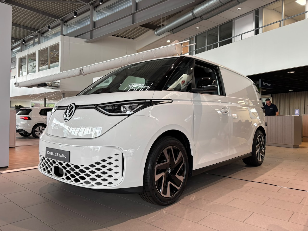 Volkswagen ID. Buzz Cargo - L1H1 286pk 79kWh RWD Bulli-Limited Edition / Direct leverbaar - AutoWereld.nl