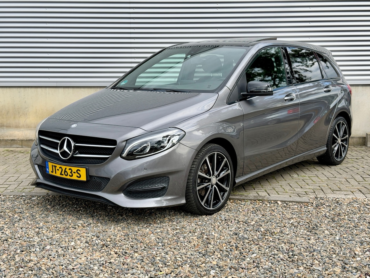 Mercedes-Benz B-klasse - 122pk Ambitoin automaat AMG line |1ste eig, Pano, Leer | - AutoWereld.nl