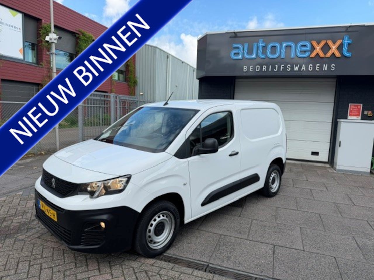Peugeot Partner - 1.2 PureTech Premium AIRCO I NAVI I PDC I APPLE CARPLAY I ANDROID AUTO I 1e EIGENAAQR I CO - AutoWereld.nl