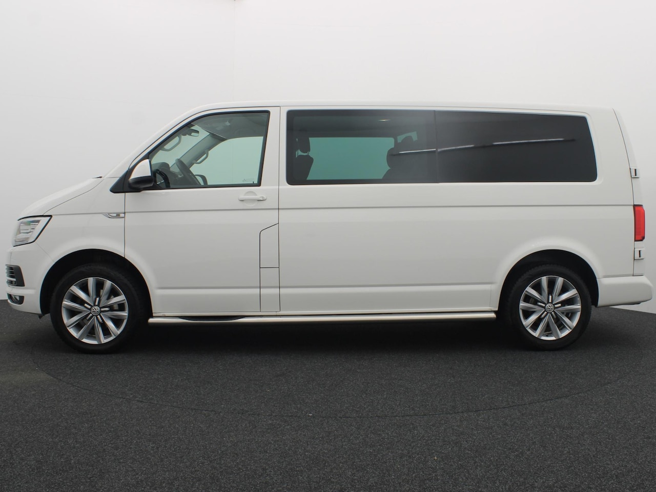 Volkswagen Transporter - 2.0 TDI L2H1 DC Highline PDC / CRUISE / FULL LED / BLUETOOTH / TREKHAAK / NETJES! - AutoWereld.nl