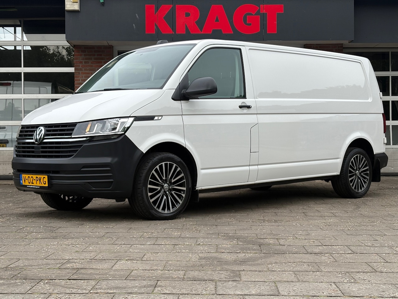 Volkswagen Transporter - 2.0 TDI L2H1 150PK!|DSG Automaat|lichtmetalen velgen|airco|achteruitrijcamera|apple carpla - AutoWereld.nl