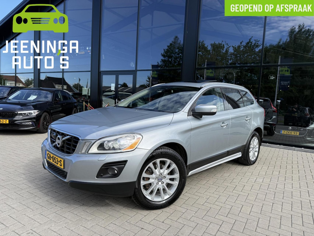 Volvo XC60 - 2.4 D5 AWD Momentum|DVD|Stoelverwarming|Trekhaak - AutoWereld.nl