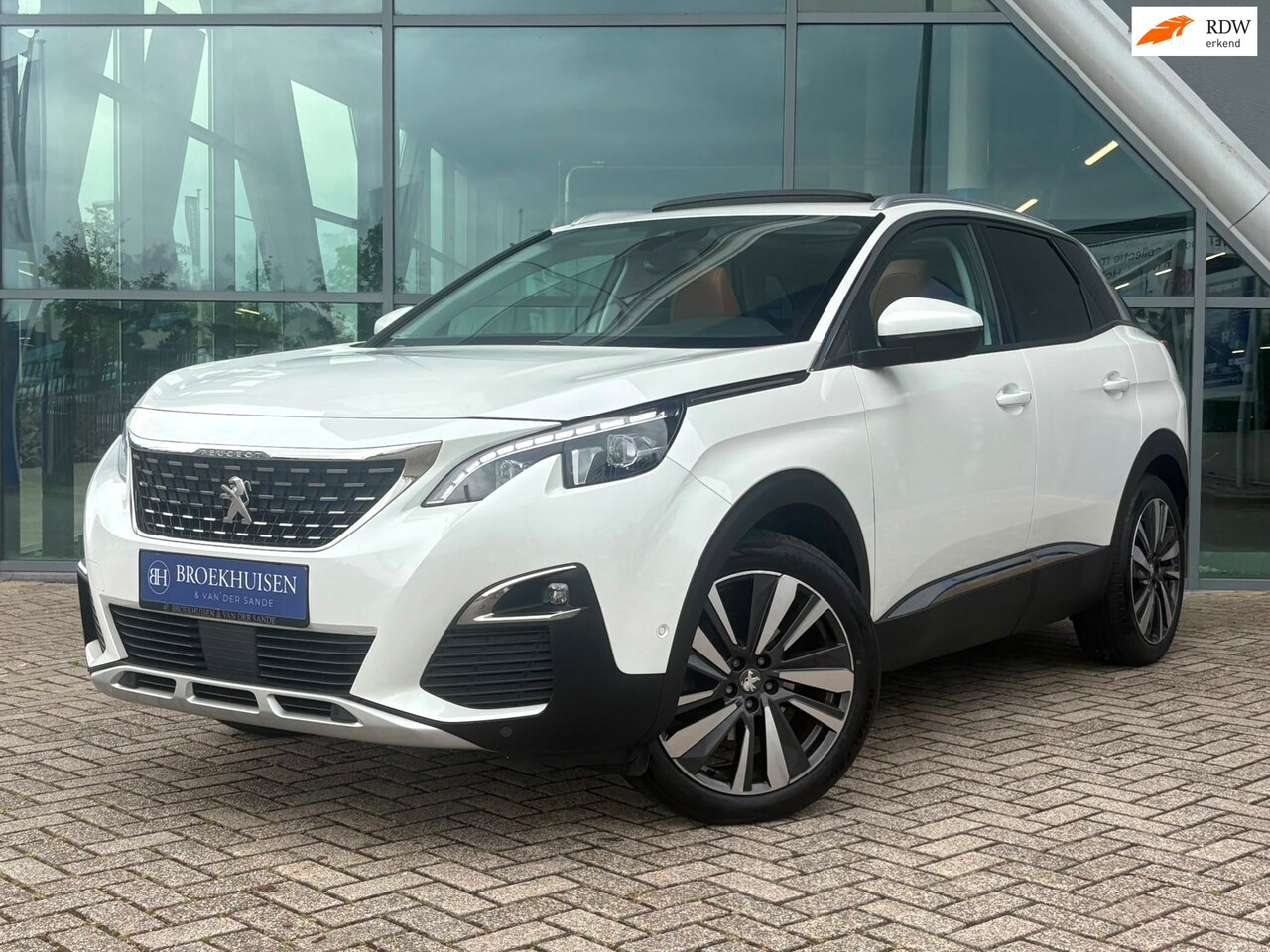 Peugeot 3008 - 1.6 PureTech Blue Lease Premium 181pk Schuifdak / Trekhaak / Stoelverwarming - AutoWereld.nl