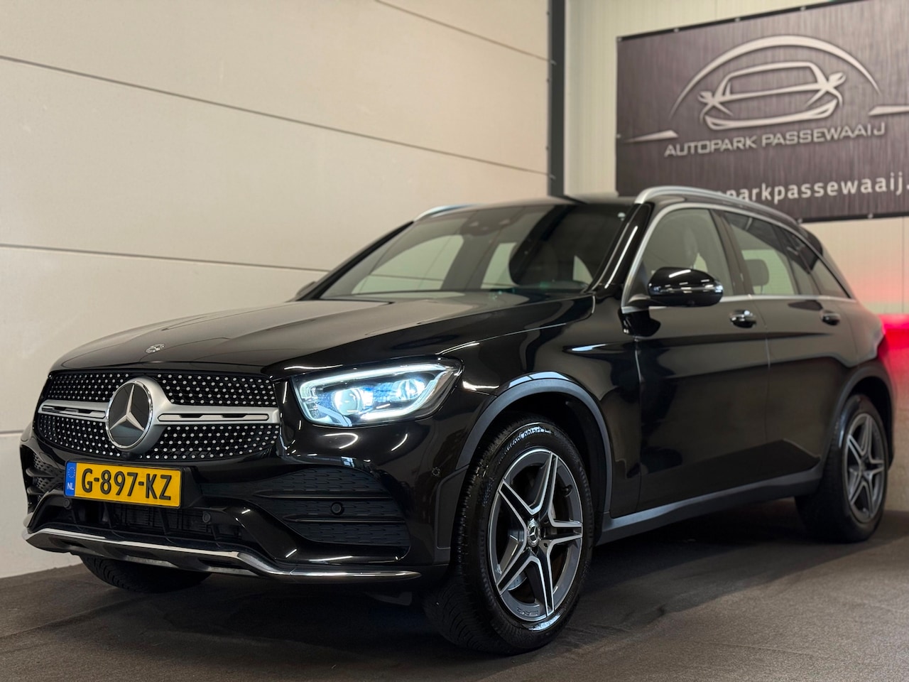 Mercedes-Benz GLC-klasse - 200 AMG Pano, ACC, Trekhaak, HUD, Lederen Interieur, Elek Stoelen, LED, Keyless, Burmester - AutoWereld.nl