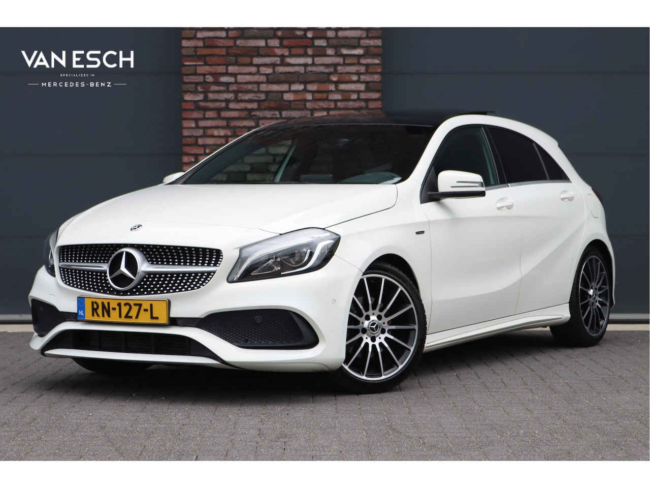 Mercedes-Benz A-klasse - 180 AMG Line White Art Edition | Panoramadak | Camera | Trekhaak | Apple Carplay | Leder | - AutoWereld.nl