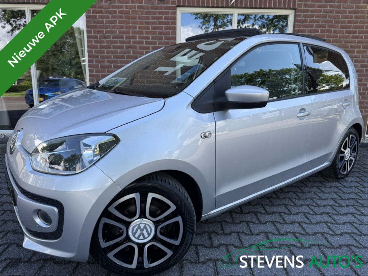 Volkswagen Up! - 1.0 high up! 75PK NIEUWE APK / SCHUIF.KANTELDAK / STOELVERW. / C - AutoWereld.nl