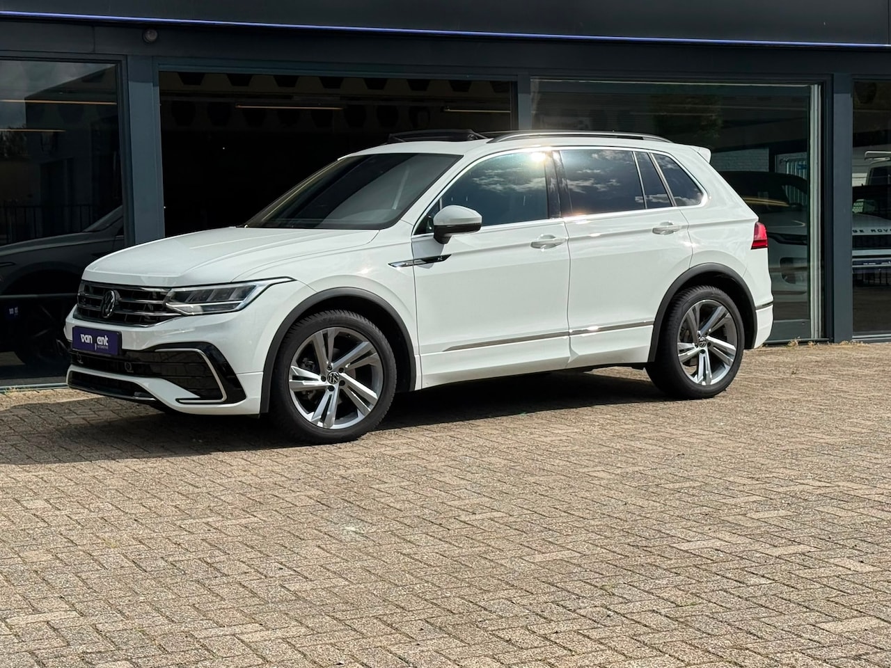 Volkswagen Tiguan - 1.5 TSI R-Line Volkswagen Tiguan | 3 X R | panorama | Adaptive cruise | Automaat | - AutoWereld.nl