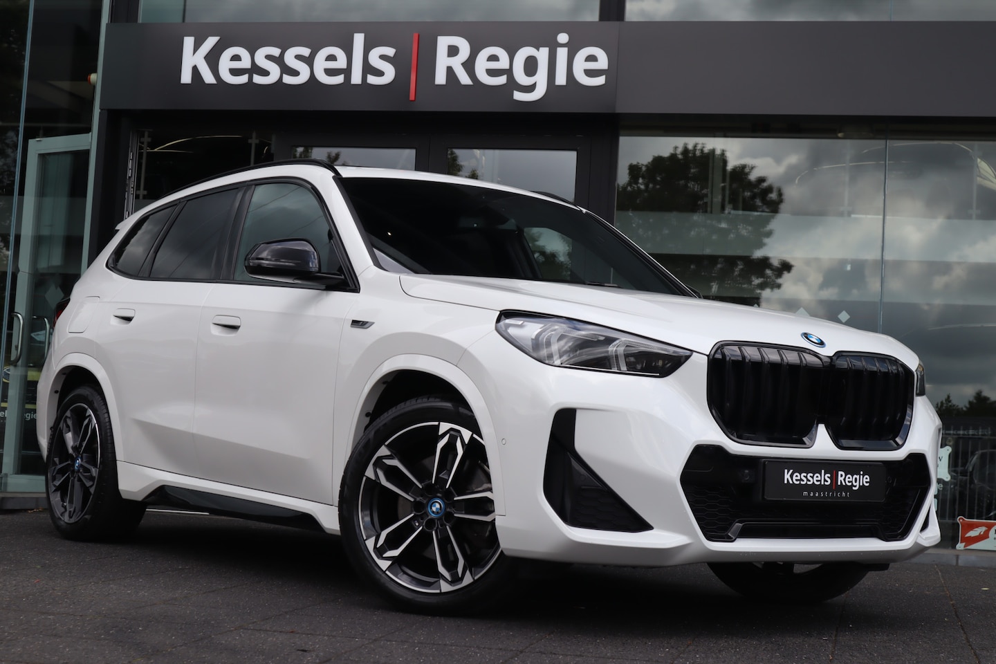 BMW X1 - xDrive30e M-Sport | Pano | ACC | 19” | Keyless | Ambient | Massage | Camera | Stoelverwarm - AutoWereld.nl