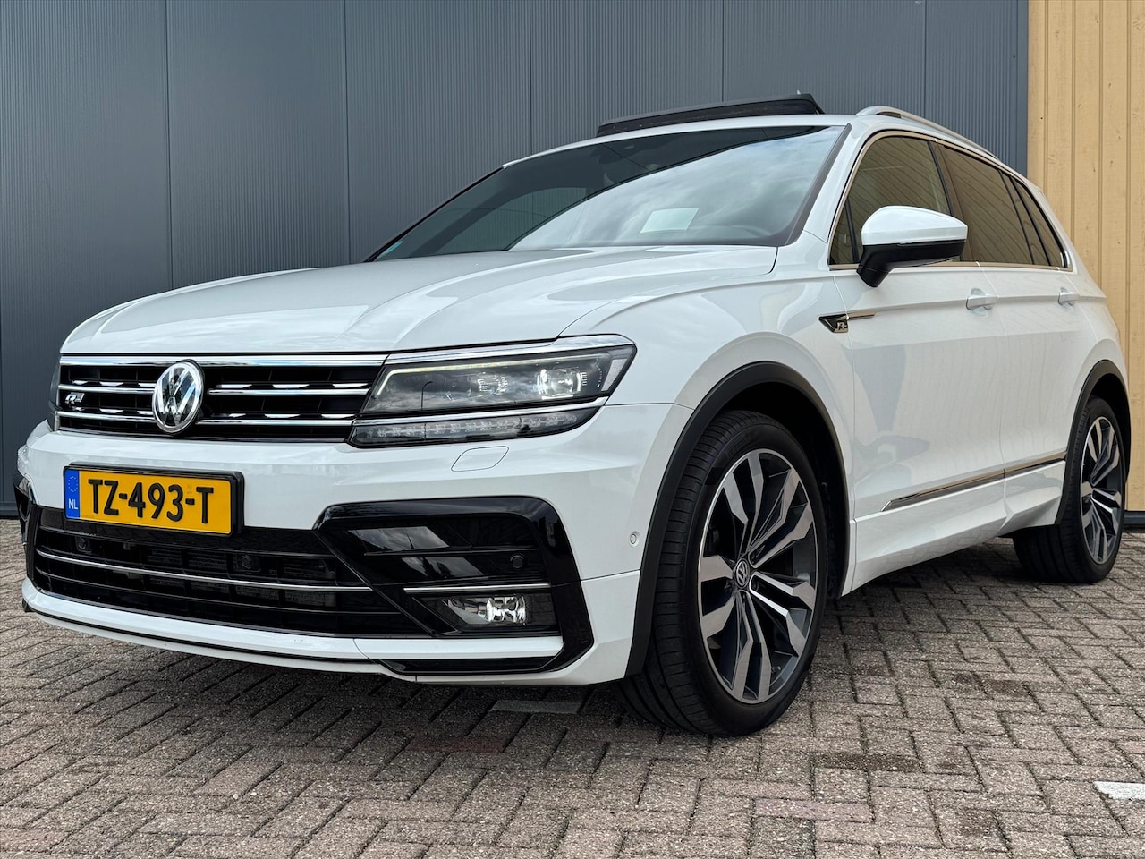 Volkswagen Tiguan - 2.0 TSI 180pk 4Motion DSG 3x R-line | Pano | Trekhaak | ACC | HUD | Stoelverwarming | BLIS - AutoWereld.nl