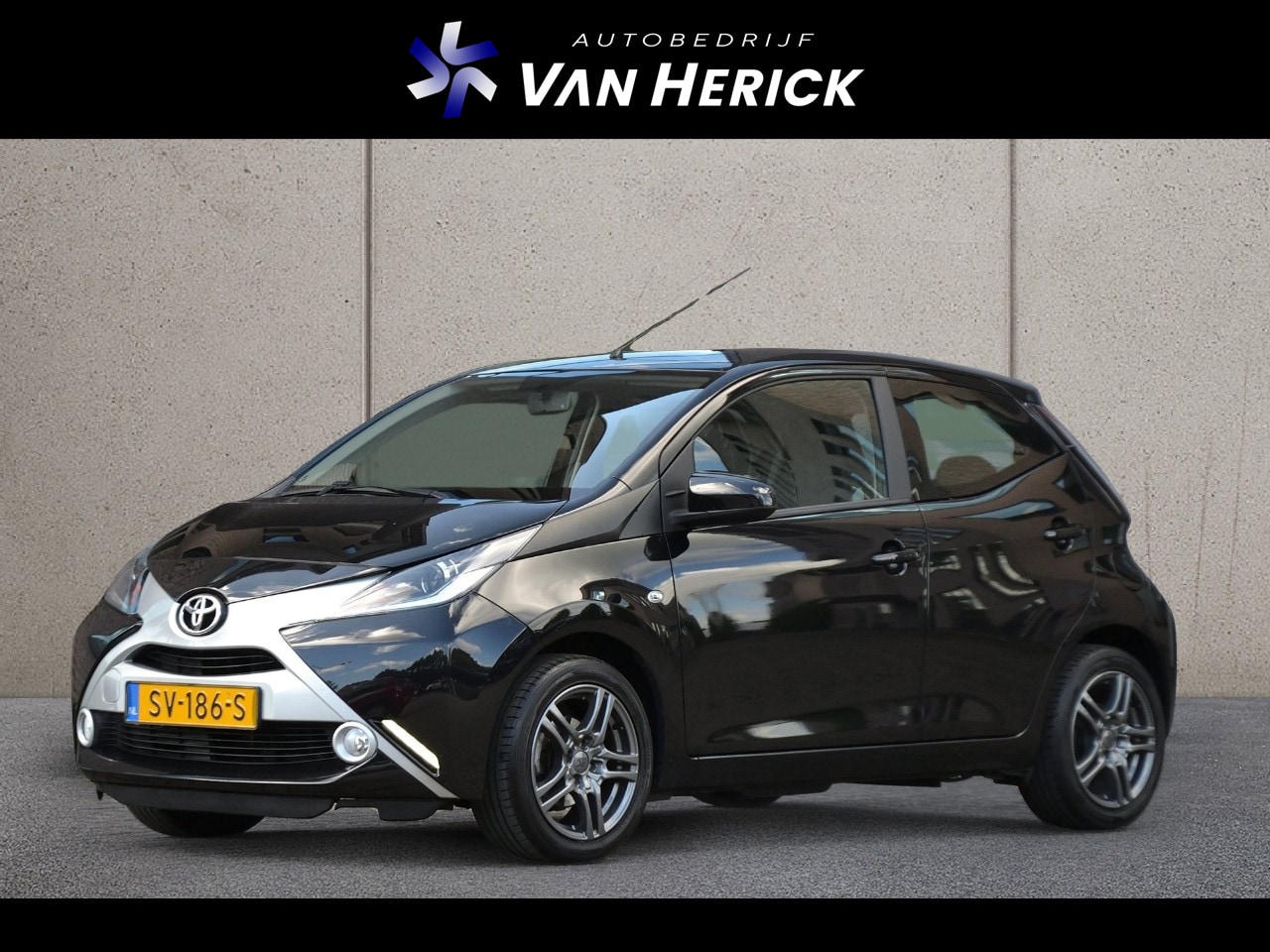 Toyota Aygo - 1.0 VVT-i x-nav | Navigatie | Achteruitrijcamera | Airco - AutoWereld.nl