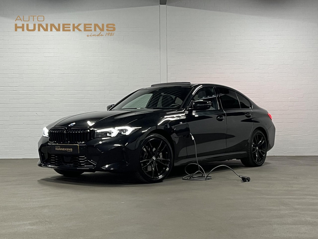 BMW 3-serie - 330e M Sport | Open dak | Adapt. cruise | Trekhaak | Head-up | Stoelverwarming | Sfeerverl - AutoWereld.nl