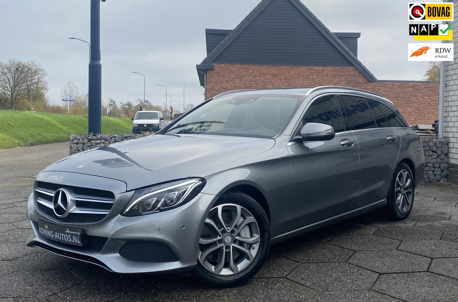 Mercedes-Benz C-klasse Estate - 350 e HUD/ Vol leder/ Burmester/ Camera/ Keyless/ NAP/ Dealer onderh. - AutoWereld.nl