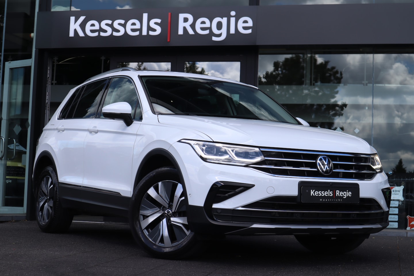 Volkswagen Tiguan - 1.4 TSI eHybrid Elegance | Pano | Memory | HuD | El.Haak| ACC | 360 | IQ | DCC | Leer | St - AutoWereld.nl