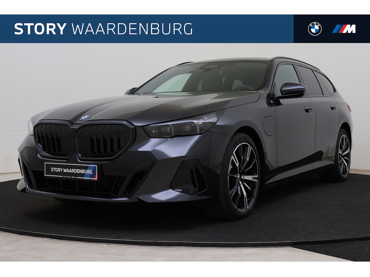 BMW 5-serie Touring - 530e M Sport Automaat / Panoramadak / Trekhaak / Bowers & Wilkins / Adaptieve LED / Parkin - AutoWereld.nl