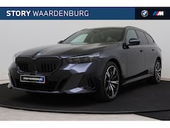 BMW 5-serie Touring - 530e M Sport Automaat / Panoramadak / Trekhaak / Bowers & Wilkins / Adaptieve LED / Parkin