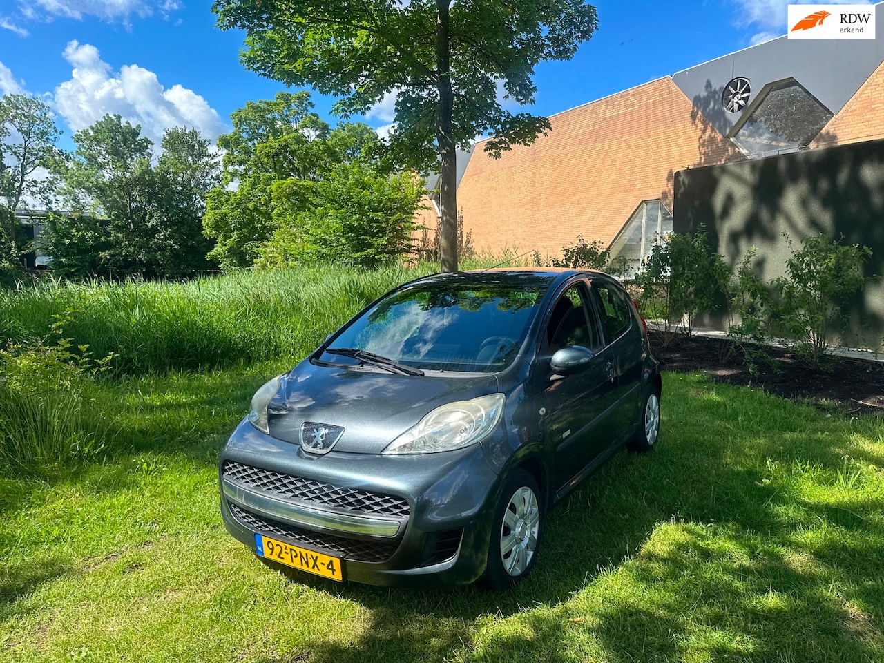 Peugeot 107 - 1.0-12V Millesim 200 Airco CarPlay Elek. Ramen 169NAP MILLESIM - AutoWereld.nl